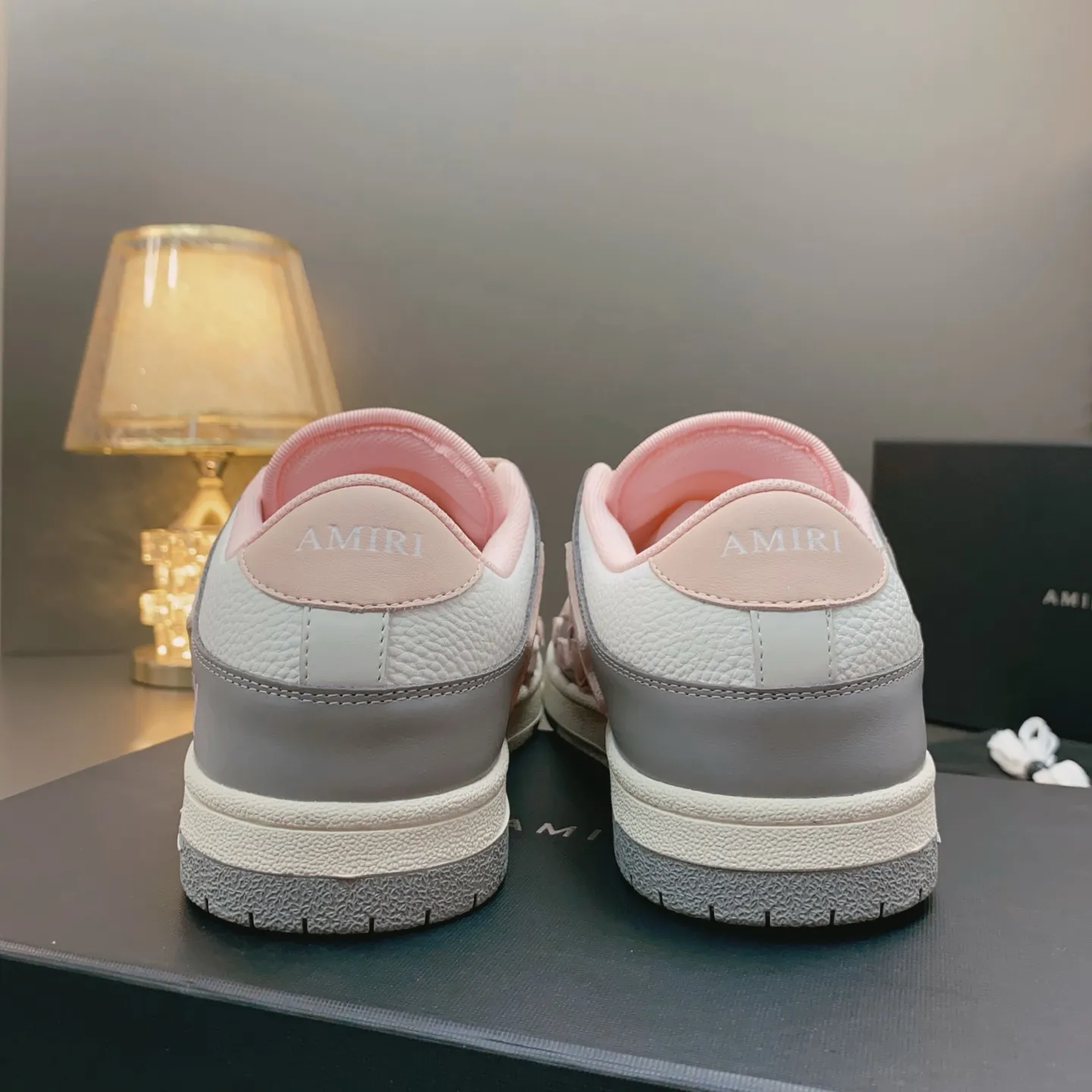 p580🐮🐮AMIRI Couple Style👑 The latest The Pacific Series Couple Style💀🦴Bone Stars Casual Sports Shoes Skateboard Shoes✔️ AMIRI's Pacific shoes are a sneaker that combines luxury and street style. Many celebrities and Internet celebrities have the same style. Its design and workmanship are very exquisite. Made of high-grade cow leather, soft to the touch and highly durable. 💎Fabrics: Original custom imported first-layer cowhide 💎Inner lining: Original customized breathable mesh 💎Foot: Original injection molded one-piece, comfortable, wear-resistant and not tiring for feet 💎Outsole: Original 1:1 molded three-color sole Original outsole 💎Sole thickness: 3CM 💎Size: Female 35-40 Male 39-46 💎Price; Top version 👑Special remarks Remark: (Female size 34 40 . Men's sizes 38 45 46 are customized and cannot be returned or exchanged. Please note when ordering! Thank you🤝🤝